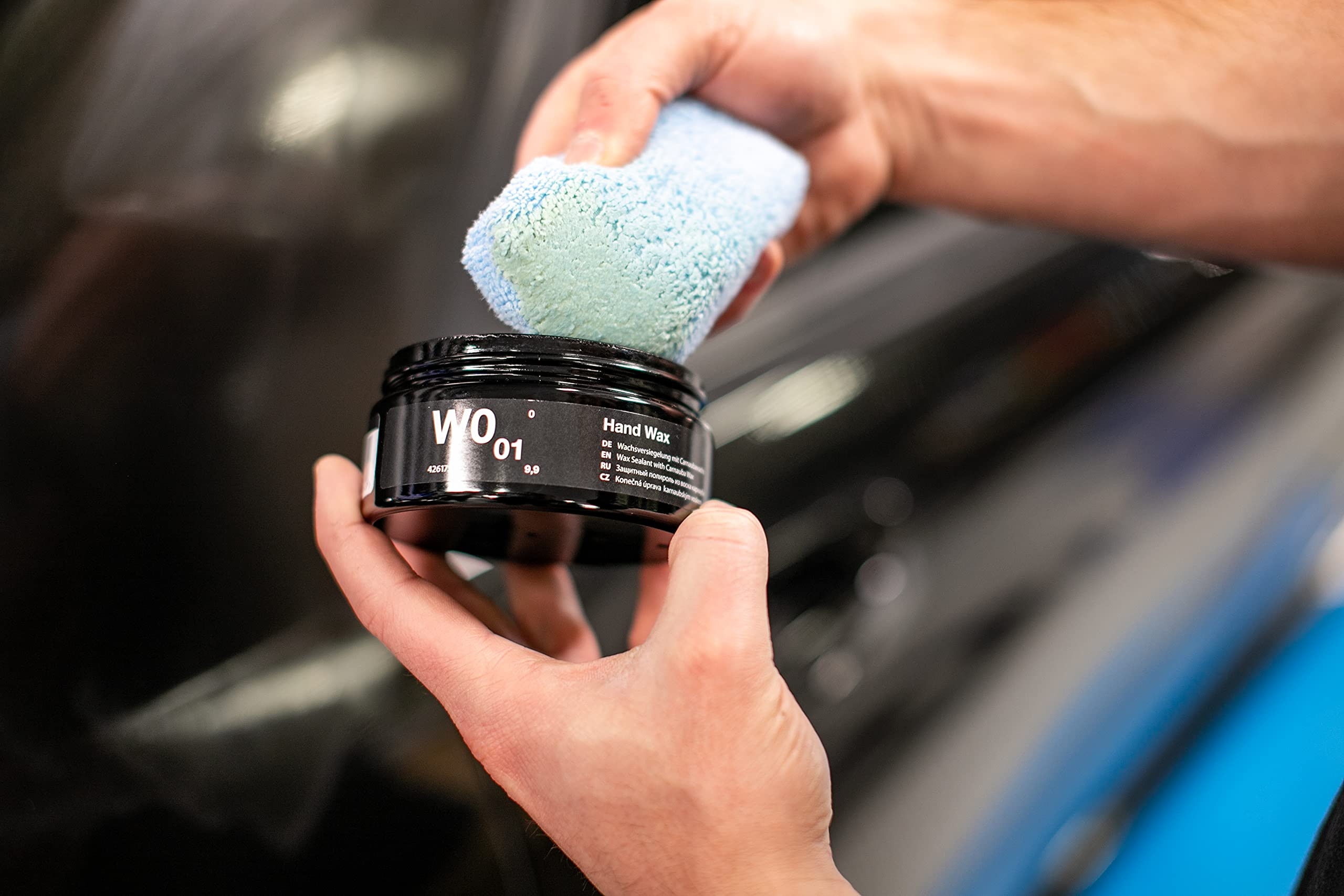 Hand Wax W0.01 là wax bảo vệ bề mặt sơn dạng SÁP, mang lại độ bóng rõ nét cùng tính năng kỵ nước rất cao.
