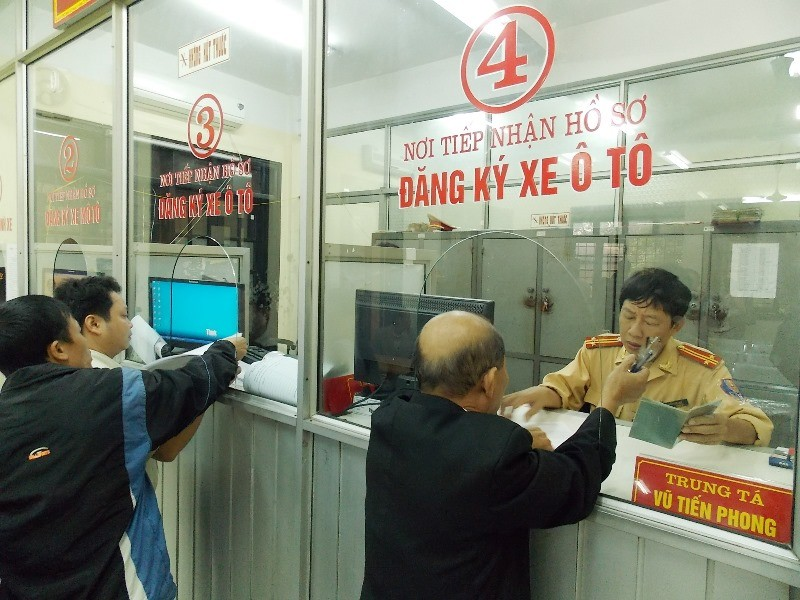 Bước 1: Nộp hồ sơ đăng ký xe