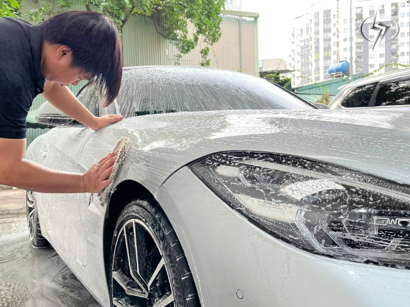 Dung dịch rửa xe không chạm giúp kỹ thuật viên rửa xe hiệu quả hơn